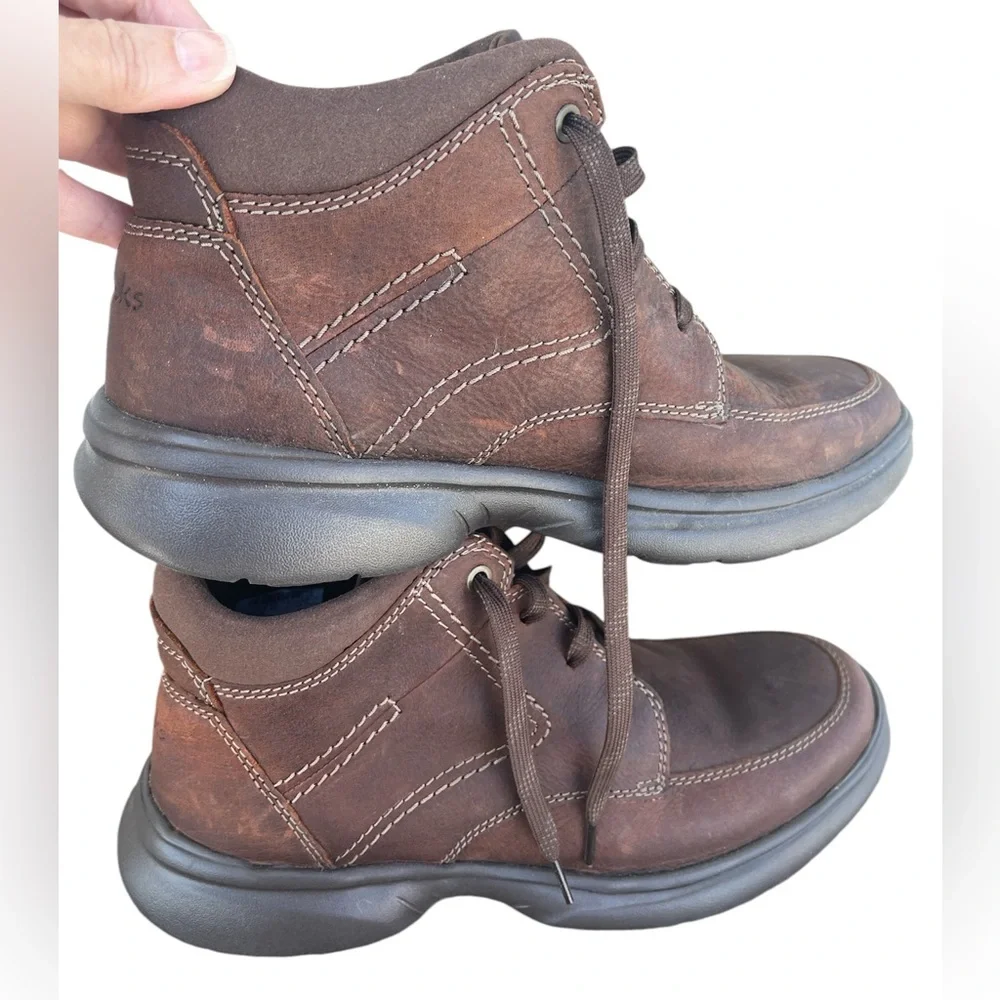 Men’s Clarks NWOB Brown Bradley Mid size 8.5 M. Lightweight. Leather upper.
